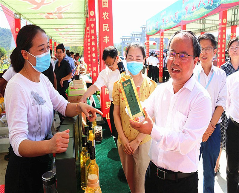 副縣長(zhǎng)張長(zhǎng)斌在豐收節(jié)為金源推廣優(yōu)樂(lè)喜山茶油