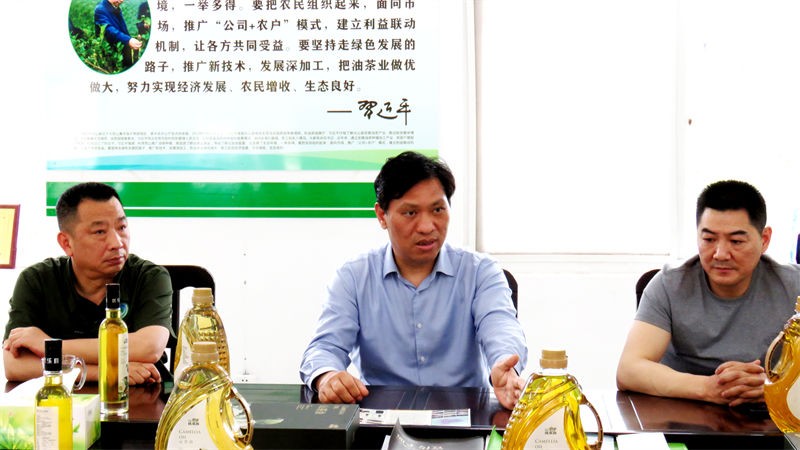 信陽市林茶局局長吳國慶來金源油茶調(diào)研油茶發(fā)展情況