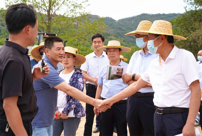 縣委書記周哲帶領(lǐng)全縣重點項目觀摩組到金源加工廠現(xiàn)場視察