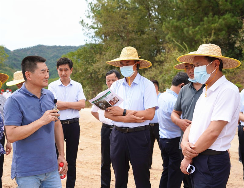 縣委書記周哲帶領(lǐng)全縣重點項目觀摩組到金源加工廠現(xiàn)場視察