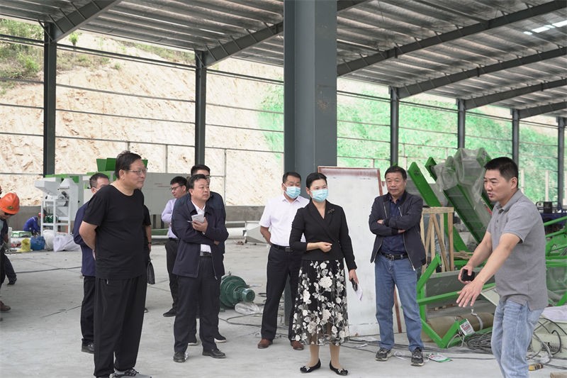 市發(fā)改委黨組書記、主任梁玉峰一行到金源油茶實地調(diào)研
