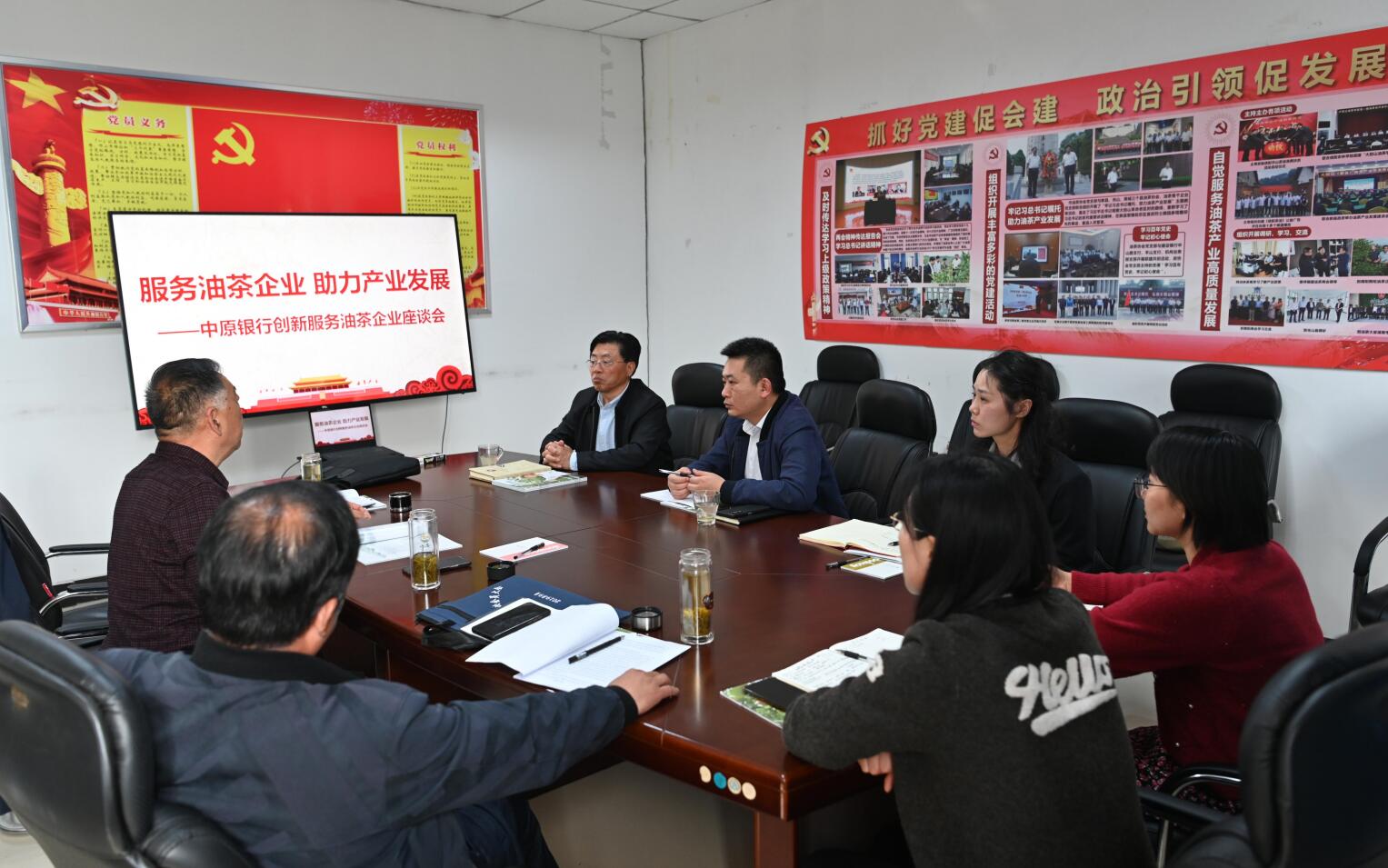 種油茶就是建設(shè)綠色銀行！信陽(yáng)銀企協(xié)三方座談創(chuàng)新服務(wù)油茶產(chǎn)業(yè)發(fā)展